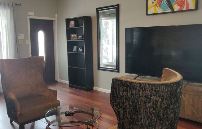 Chamring 2-Bedroom Locust Point Townhome w/ Deck