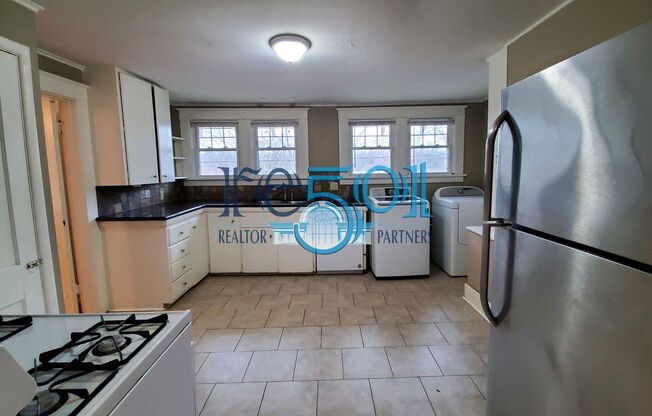 2 beds, 1 bath, 1,100 sqft, $1,250, Unit Palm Upstairs - Apt 3