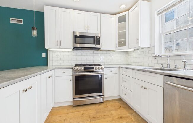 2 bedroom, 2 bathroom house with backyard