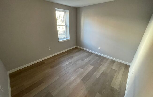 2 beds, 1 bath, $1,400, Unit 1F