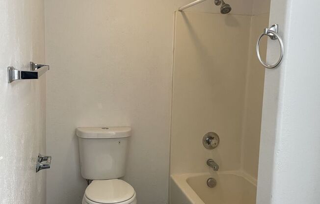 2 beds, 1 bath, $1,200, Unit # 5