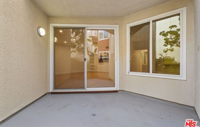 2 beds, 1 bath, 979 sqft, $2,850, Unit 122