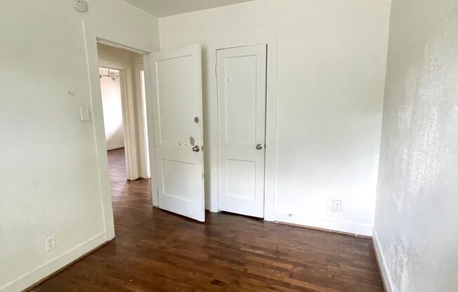 Cute 2 bed/1 bath House Steps Away from Park