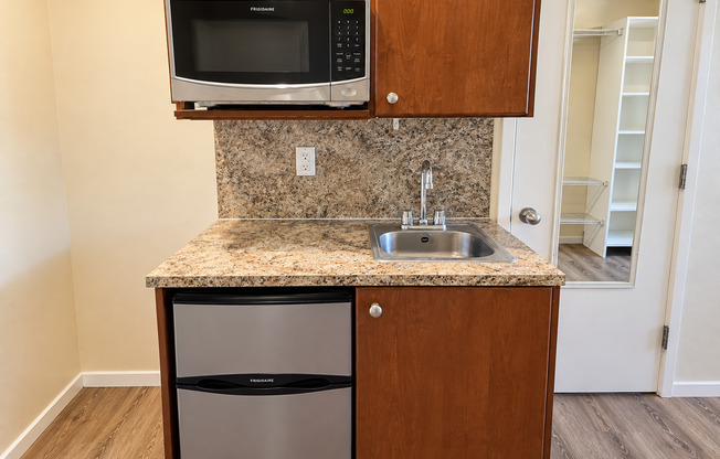 Studio, 1 bath, 165 sqft, $1,095, Unit 356