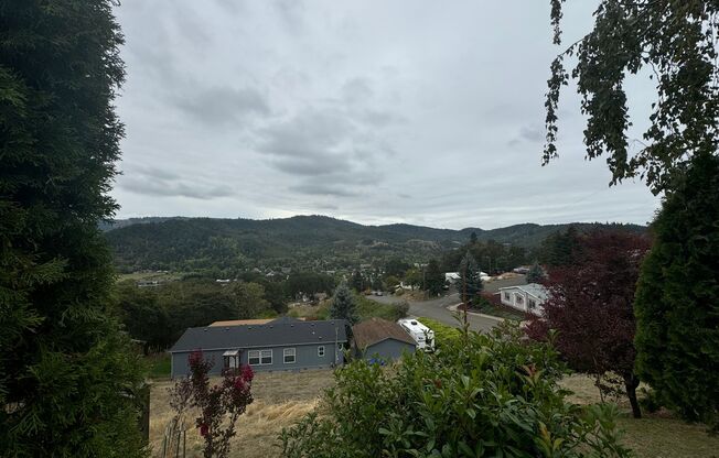 East Roseburg 3 bedroom 2 bath