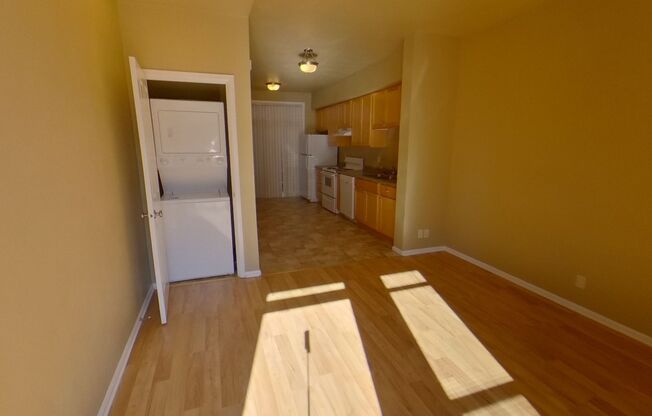 2 beds, 1 bath, $1,600, Unit 4