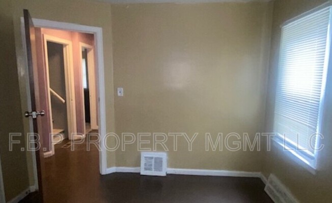 3 beds, 1 bath, 1,108 sqft, $1,300