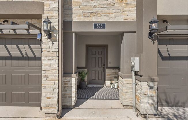 Gorgeous 3 Bed, 3.5 Bath Townhome in South College Station!