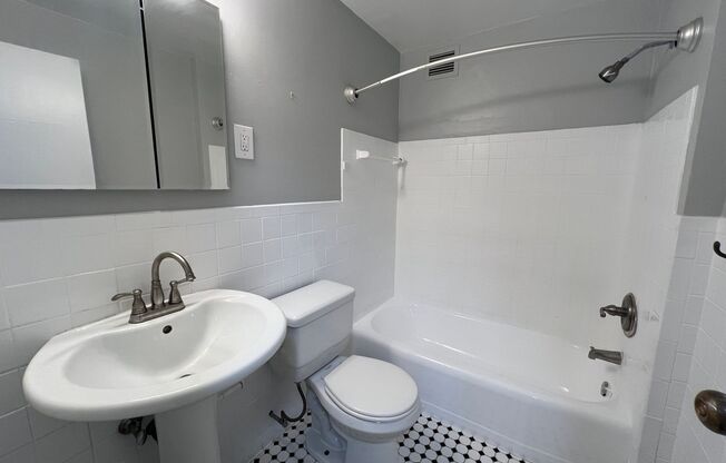 1 bed, 1 bath, 800 sqft, $1,399, Unit 600 South Highland Ave. #203