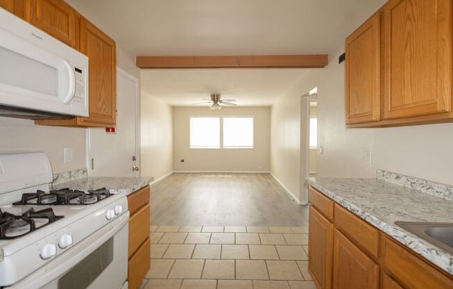 2 beds, 1 bath, 784 sqft, $1,100, Unit 1806 1E