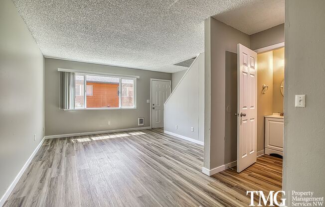 Lincoln Court Townhomes - Beautiful 2-Bedroom, 1.5 Bath, Pet-Friendly Townhome in a Great Fairview location with ample Parking!