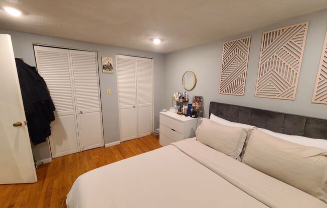 Renovated large 1 bed - B line T - Off Street Parking
