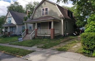 3 bd, 2 ba house, walk to downtown, by Columbia College, w/d, hardwoods, lawncare provided