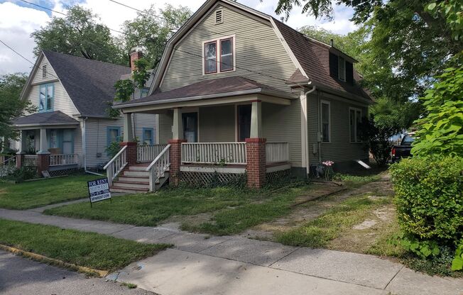 3 bd, 2 ba house, walk to downtown, by Columbia College, w/d, hardwoods, lawncare provided