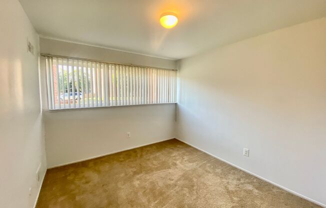 1 bed, 1 bath, 700 sqft, $1,075, Unit #102