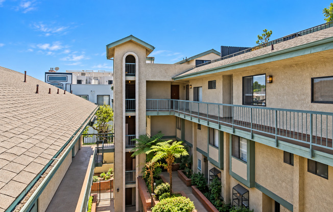2-STORY PENTHOUSE 3BR2.5BA w/ LOFT! BRIGHT & SPACIOUS, CORNER UNIT CONDO W/ HUGE PRIVATE ROOFTOP DECK, 2 BALCONIES & 2-CAR GATED PARKING CLOSE TO SANTA MONICA AIRPORT, PARKS, SHOPPING, RESTAURANTS & EASY FREEWAY ACCESS!