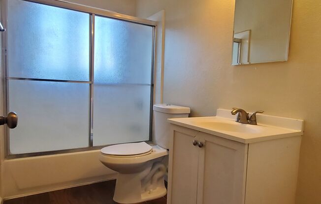 2 beds, 1 bath, $2,495, Unit 4