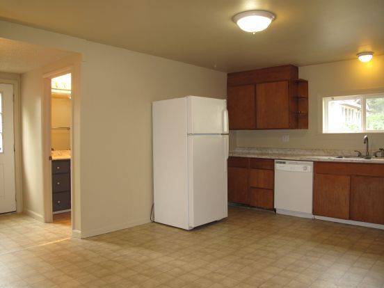 3 beds, 1 bath, 1,500 sqft, $2,895, Unit Upper