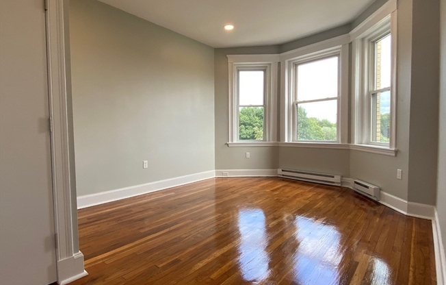 2 beds, 1 bath, $4,095, Unit 19