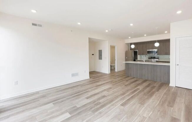 2 beds, 2 baths, 900 sqft, $1,795, Unit Unit 422 B
