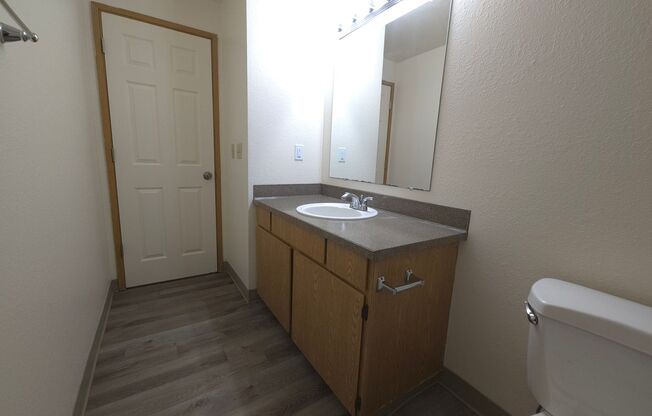 2 beds, 1 bath, 875 sqft, $1,350, Unit 127-38