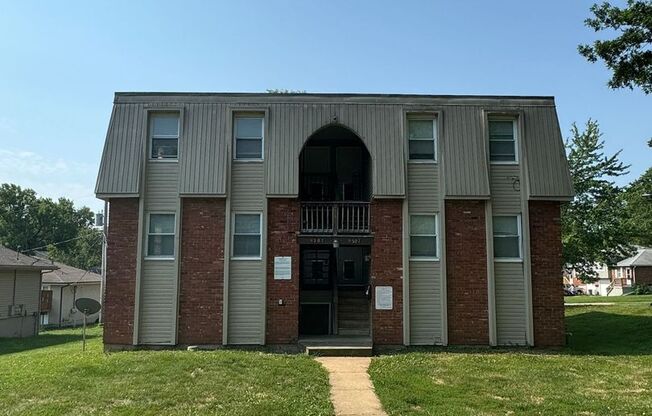 Cozy 2/1 with a Garage in Raytown!