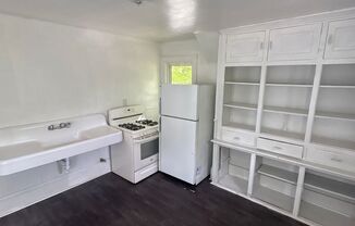 2 beds, 1 bath, $1,350, Unit 5912 Beloit Rd