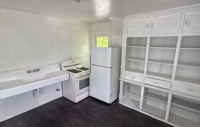 2 beds, 1 bath, $1,350, Unit 5912 Beloit Rd