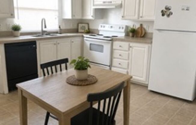 3 bedrooms / 2 bathroom house with private backyard