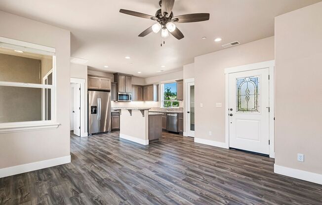 1 Bedroom House in Paradise! Close to Skyway and Shopping!