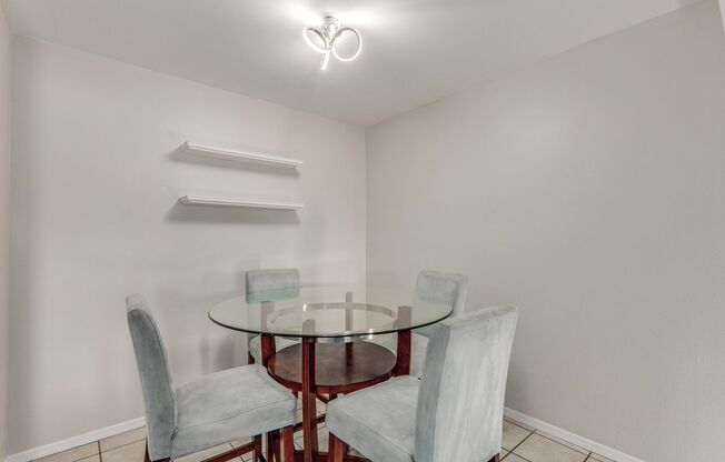 BEAUTIFUL AND SPACIOUS 1ST FLOOR MESA CONDO!