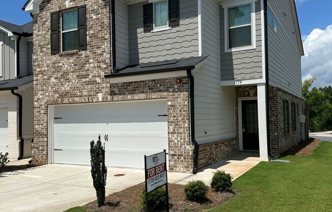 Lovely townhome in gated subdivision minutes from historic Marietta Square!