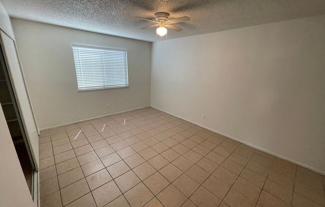 2 beds, 1 bath, 947 sqft, $995, Unit 2