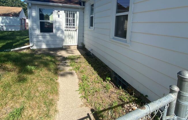 4 beds, 1 bath, $1,999