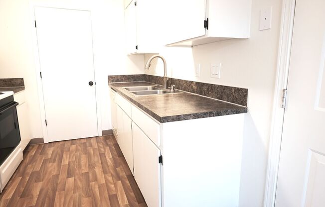 Cedars in Sweethome ** Walk in Closets, on site laundry in a lovely Community