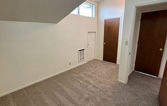 3 beds, 1 bath, $1,800, Unit Unit 01