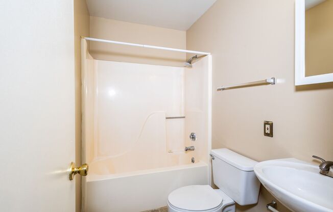 2 beds, 1 bath, 850 sqft, $899, Unit 3819 Jones St #303