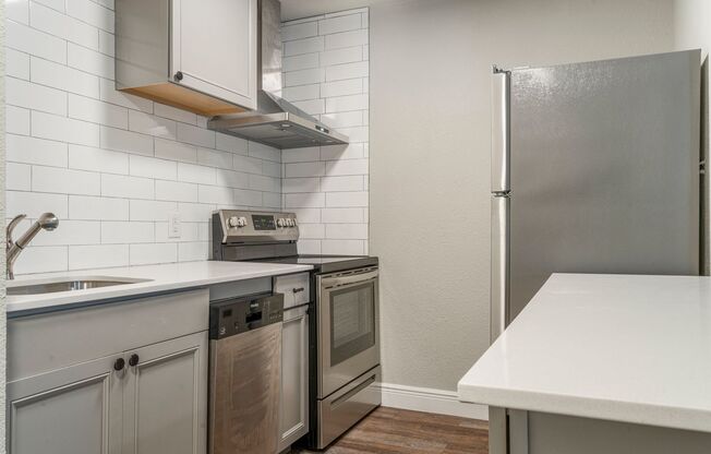 1 bed, 1 bath, 650 sqft, $895, Unit White Oaks #E