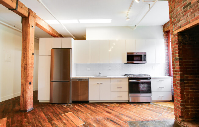 2 beds, 1 bath, 1,100 sqft, $4,400, Unit E214