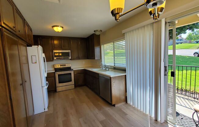 Spacious condo 55+ move in ready