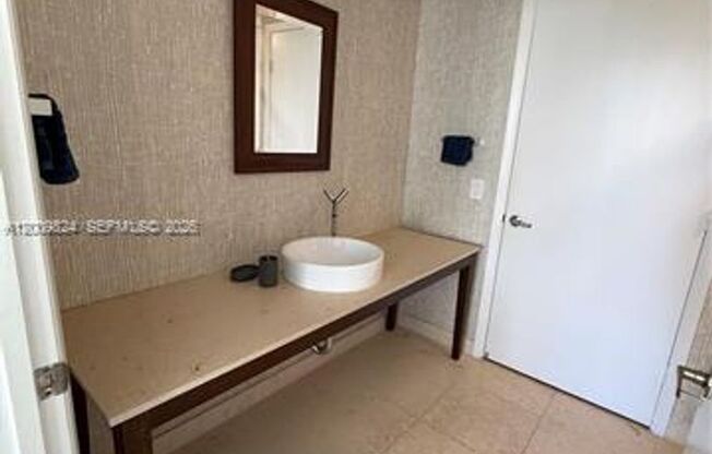 2 beds, 2 baths, 1,325 sqft, $5,000, Unit 465 Brickell Ave # 619