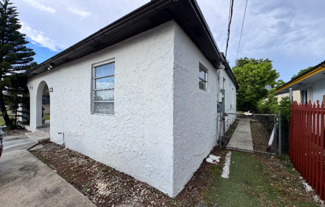 1041 NW 32 PL
