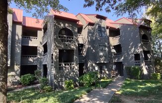2BD/1BA Condo located in Lakeshore Village!