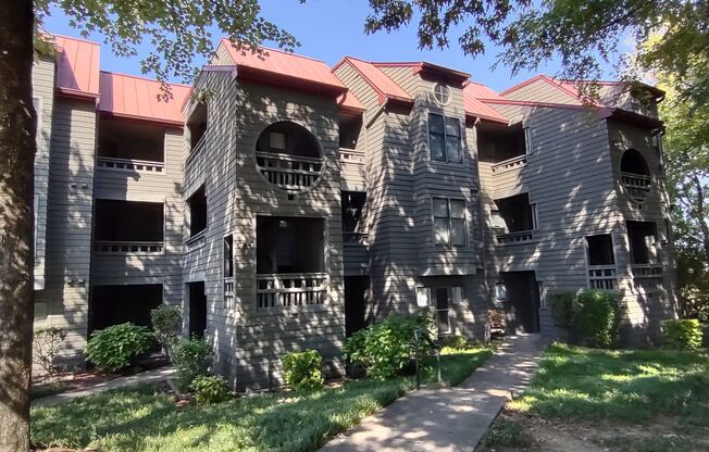 2BD/1BA Condo located in Lakeshore Village!