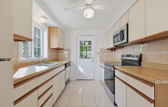2 beds, 1.5 baths, 1,202 sqft, $2,800