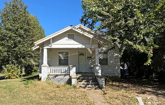 Charming Two-Bedroom, One Bathroom Craftsman Bungalow for Rent in Woodland Heights