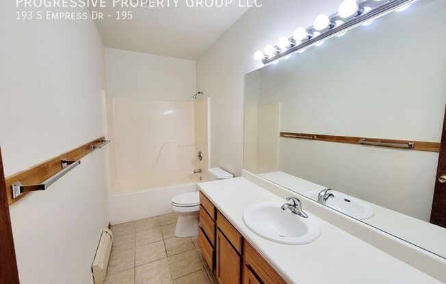 2 beds, 1 bath, 950 sqft, $1,250, Unit 193SE-195