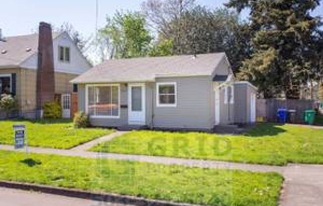 Charming 2 Bedroom Home in North Portland - Huge Backyard!