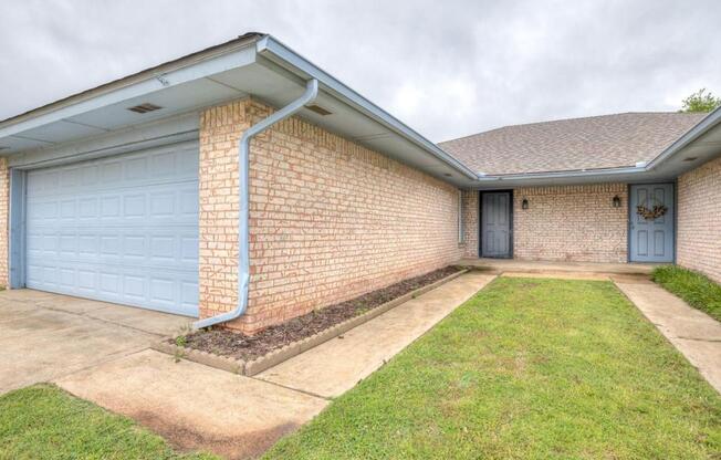 523 N ROBIN WAY