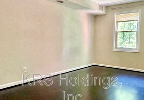 1305 E ABINGDON DR